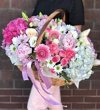 Цветочная композиция из Розы, Хризантемы, Пионы и Лизиантусы в корзине в Березниках