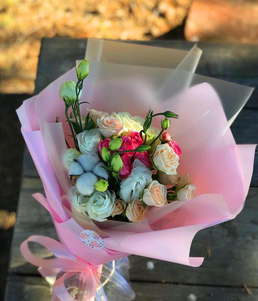Букет цветочный коктейль в Березниках Букет цветов из: Розы и Лизиантусы в Березниках