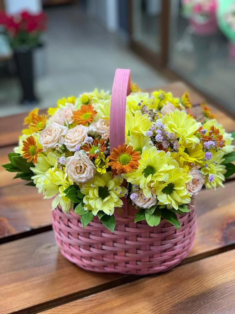 Цветочная композиция из Хризантемы и Розы в корзине в Березниках