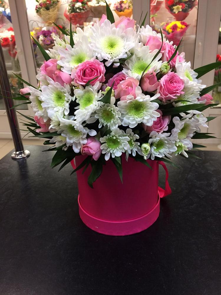 Цветочная композиция из Розы и Хризантемы в шляпной коробке в Березниках