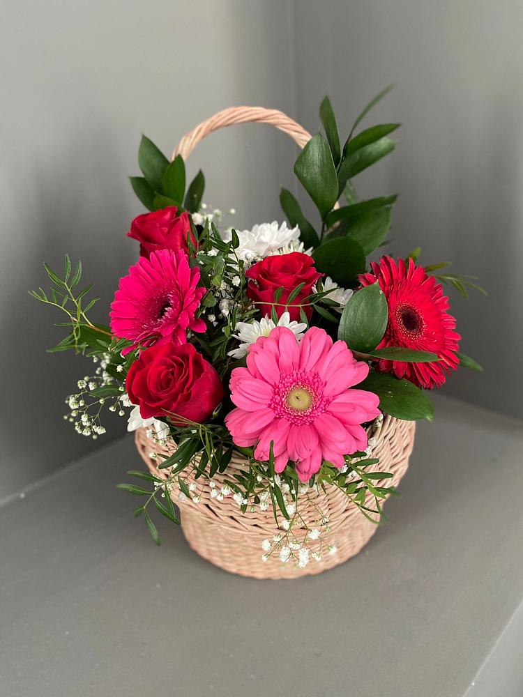 Композиция радостное событие в Березниках Цветочная композиция из Розы, Хризантемы и Герберы в корзине в Березниках